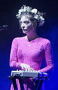 https://upload.wikimedia.org/wikipedia/commons/thumb/1/14/Lorde_Brisbane_Nov_2017_%28cropped%29.jpg/120px-Lorde_Brisbane_Nov_2017_%28cropped%29.jpg
